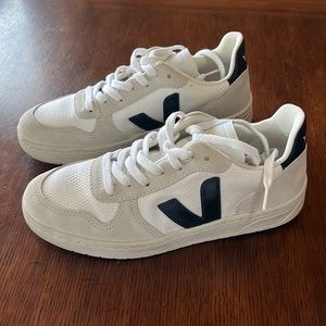 Veja V-10 Sneaker in navy/white, Size 39